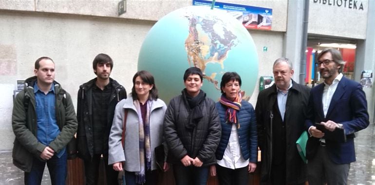 El debate en la UPV-EHU ha juntado a los candidatos (de izqda a dcha) Iñigo Martínez (Ezker Anitza), Eduardo Maura (Podemos), Henar Pascual (Ciudadanos), Marian Beitialarrangoitia (EH Bildu), Isabel Celaá (PSE), Pedro Aspiazu (PNV) e Iñaki Oyarzabal (PP)