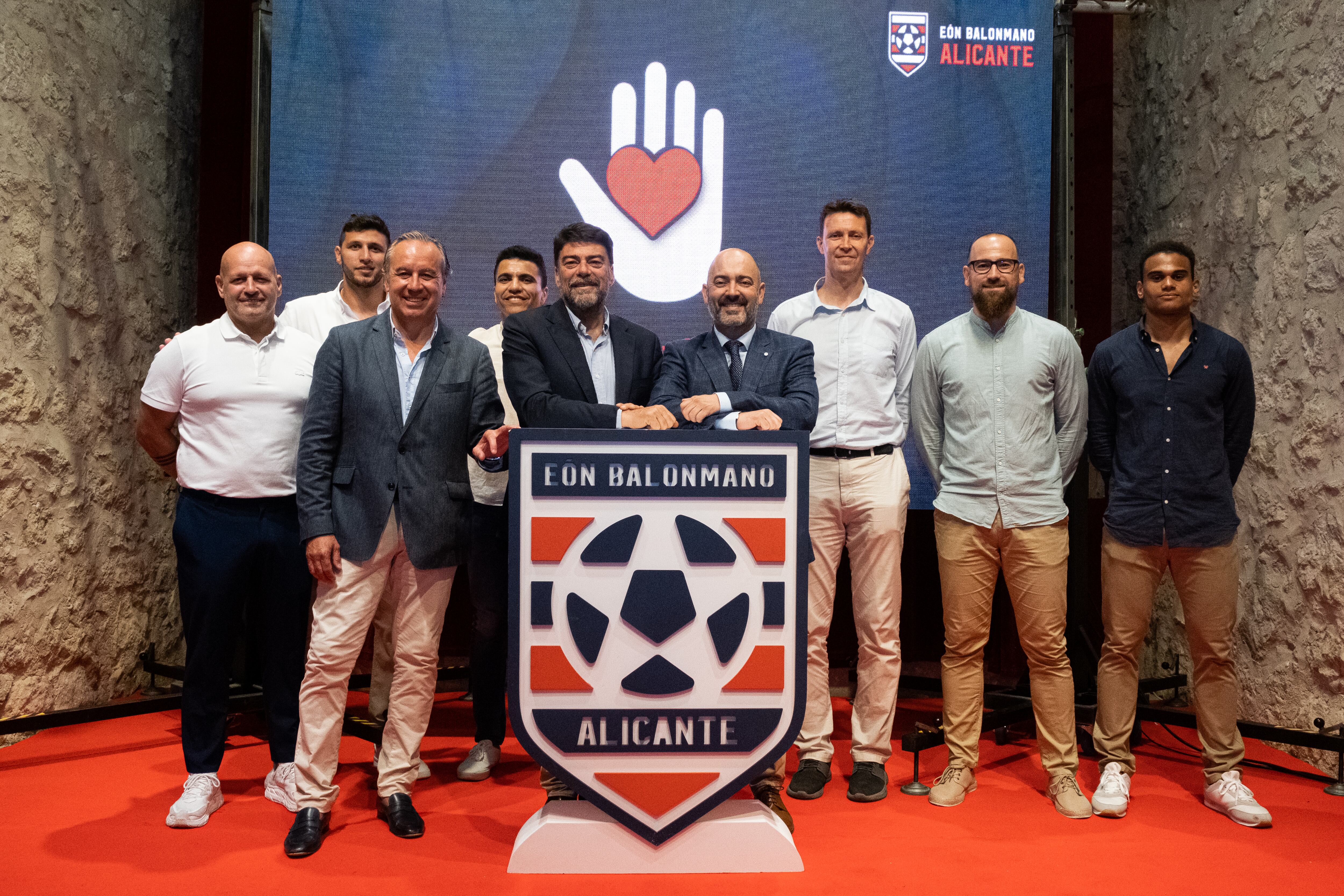 El alcalde de Alicante, Luis Barcala, y Toni Gallego, concejal, asistieron a la presentación
