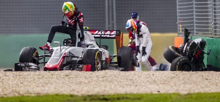 Fernando Alonso y Esteban Gutiérrez salen de sus monoplazas tras el accidente sufrido en la vuelta 17 del Gran Premio de Australia.