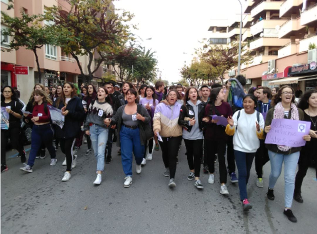 Imagen de los estudiantes recorriendo las calles de Ibiza