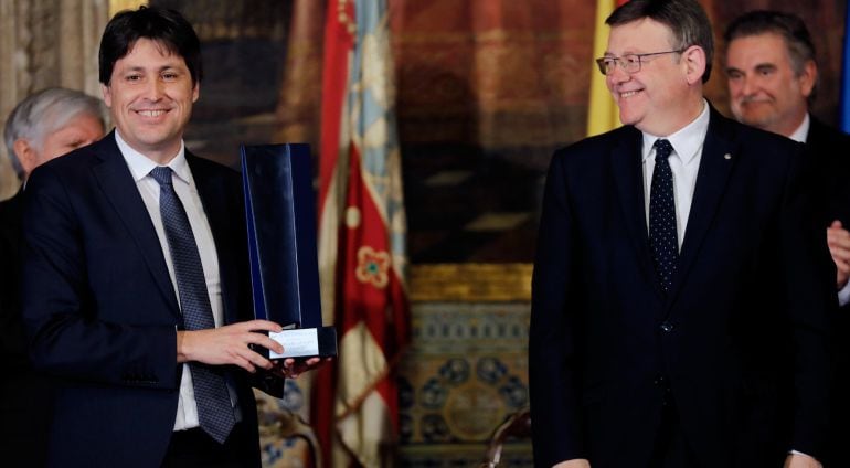 El presidente de Societat Civil Catalana, José Rosiñol, recibe de manos del presidente de la Generalitat valenciana, Ximo Puigm el Premio Convivencia de la Fundación Manuel Broseta .EFE  Juan Carlos Cárdenas