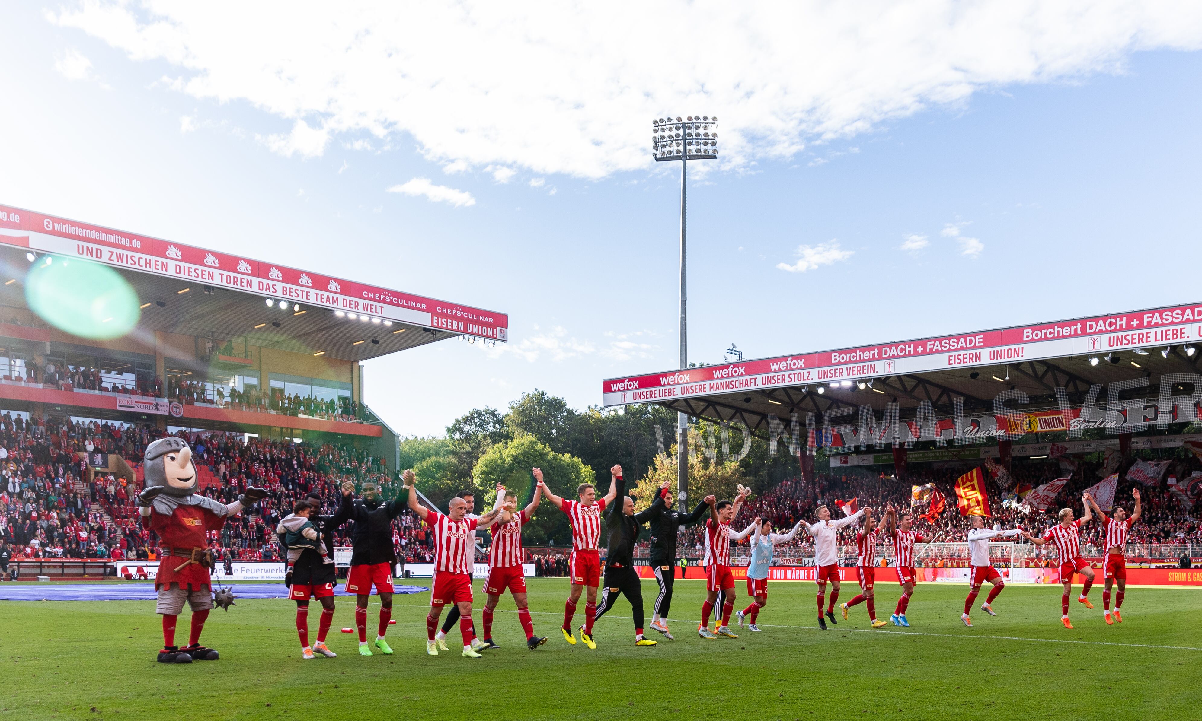 Jugadores del Union Berlin celebran en su estadio la victoria ante el Wolfsburgo.