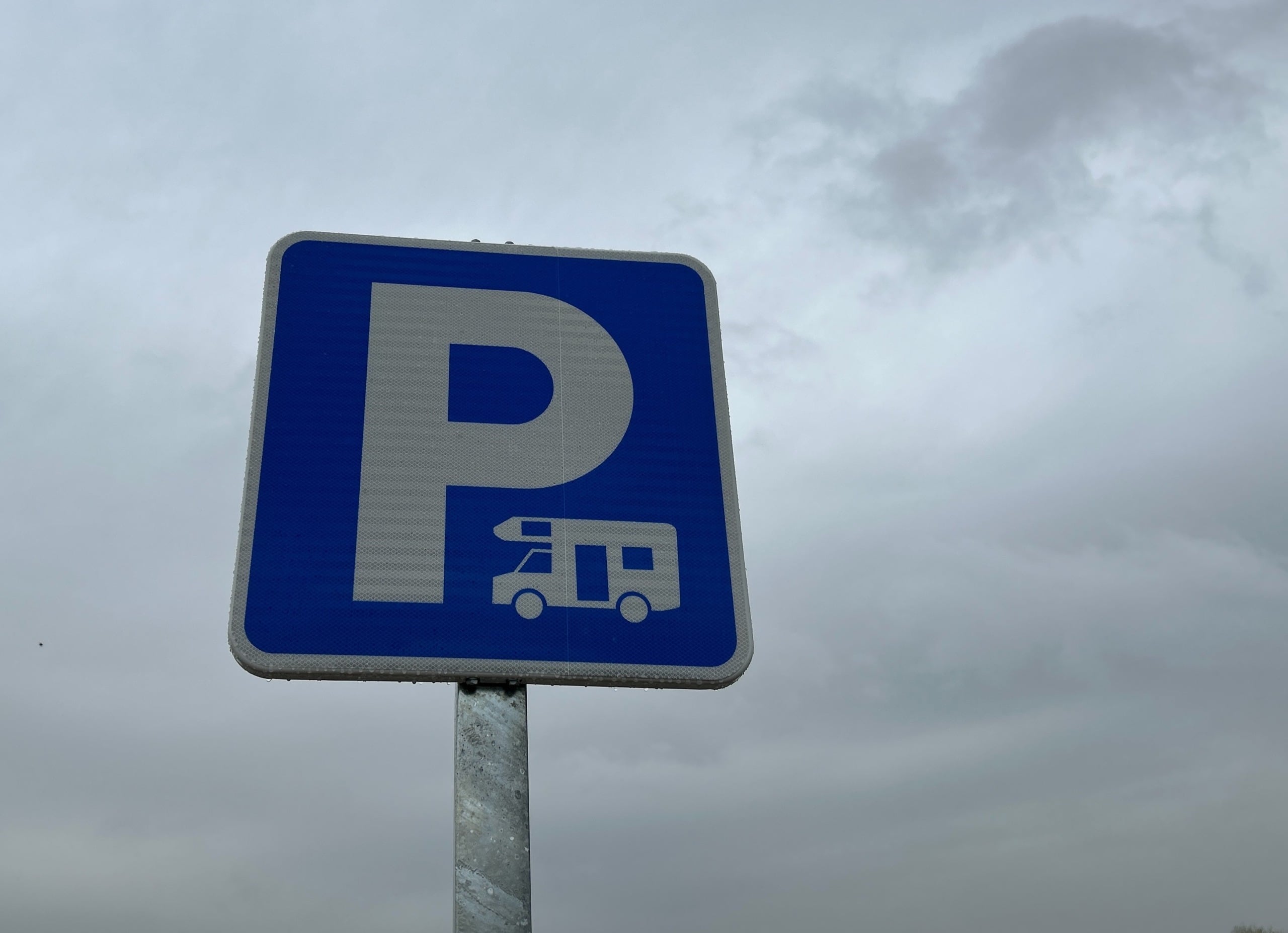 Señal de aparcamiento de autocaravanas en el recinto ferial de 'La Peraleda' de Toledo