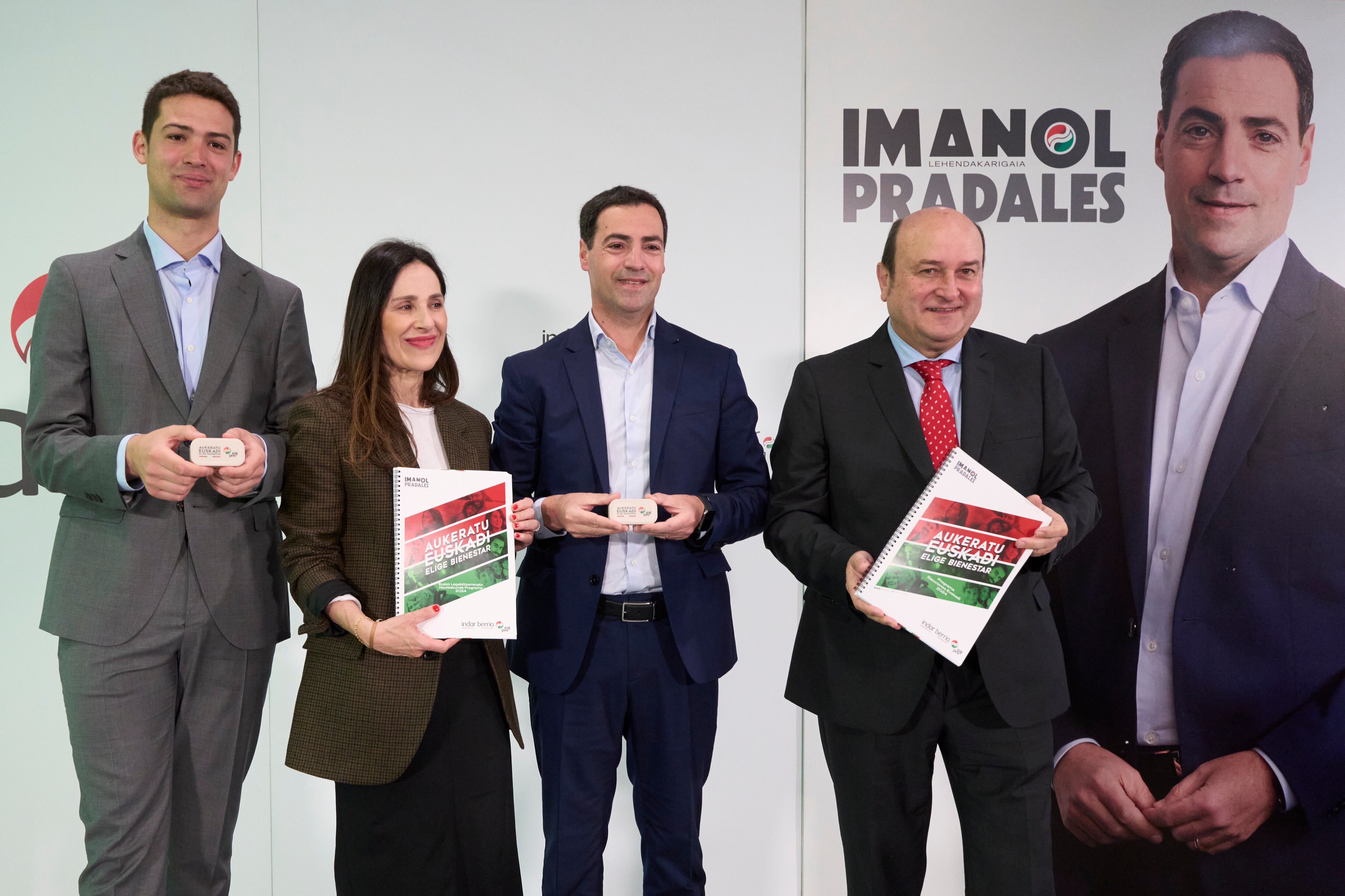 El candidato del PNV por Álava, Joseba Díez Atxustegi, la candidata nacionalista por Gipuzkoa, Bakartxo Tejeria, el candidato del PNV a Lehendakari por Bizkaia, Imanol Pradales y el Presidente del PNV, Andoni Ortuzar,  posan en el acto de presentación del programa electoral del partido nacionalista