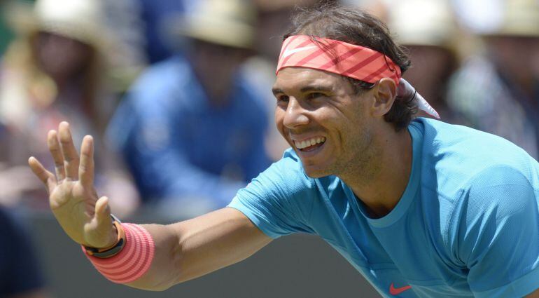 Nadal sonríe en la pista de Stuttgart