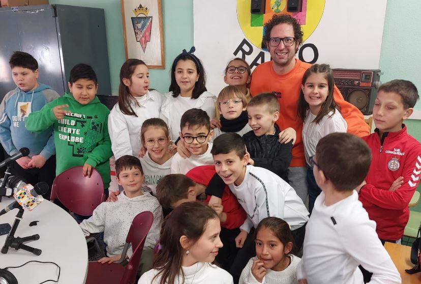 Los alumnos del CEIP San Fernando de Cuenca con el chef conquense Fran Martínez a quien entrevistaron en Sanfer Radio.