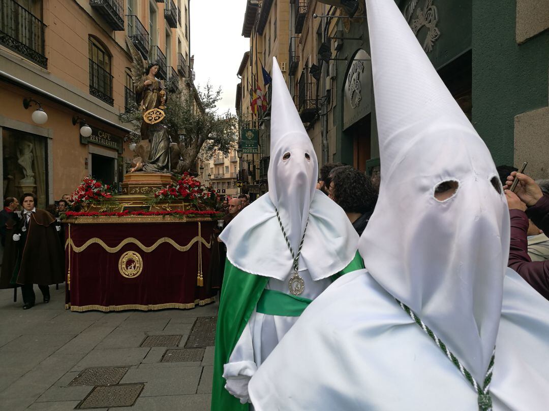 La imagen de la Oración en el Huerto de San Lorenzo a su llegada esta mañana a la plaza Mayor durante su traslado hasta la catedral
