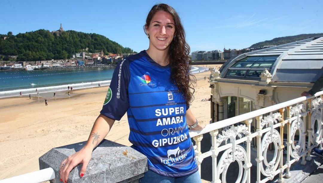 Manuela Pizzo posa en la playa de la Concha el día de su presentación hace un año