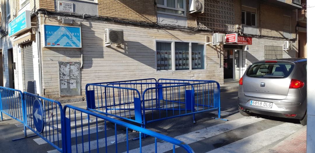 Imagen de este sábado con la calle Doctor Ayela cerrada