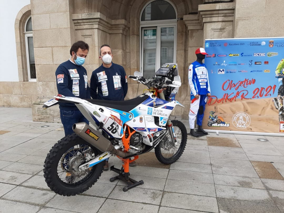 Eduardo Iglesias (izq) y miembros de su equipo durante la presentación del acuerdo en la rúa San Marcos.