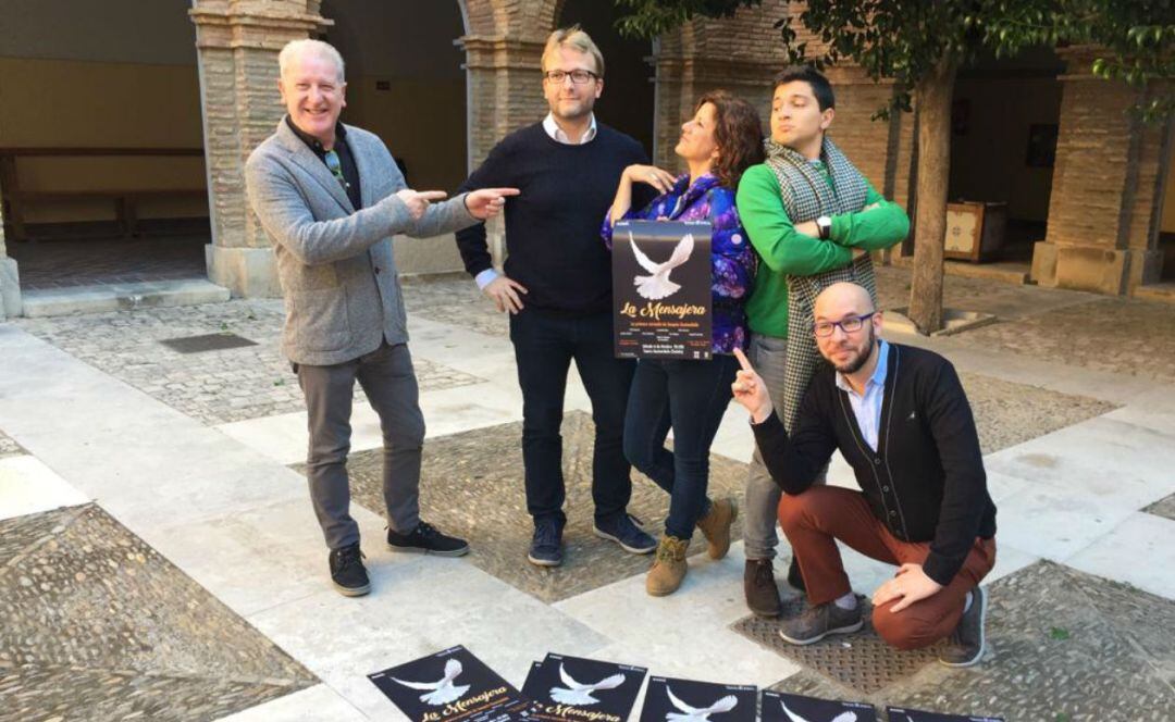 El edil de cultura Javier Gómez, los directores de la obra, Alejandro Aranda y Rinaldo Zohk, y dos de los intérpretes Joseba Ceberio y Raquel Fernández