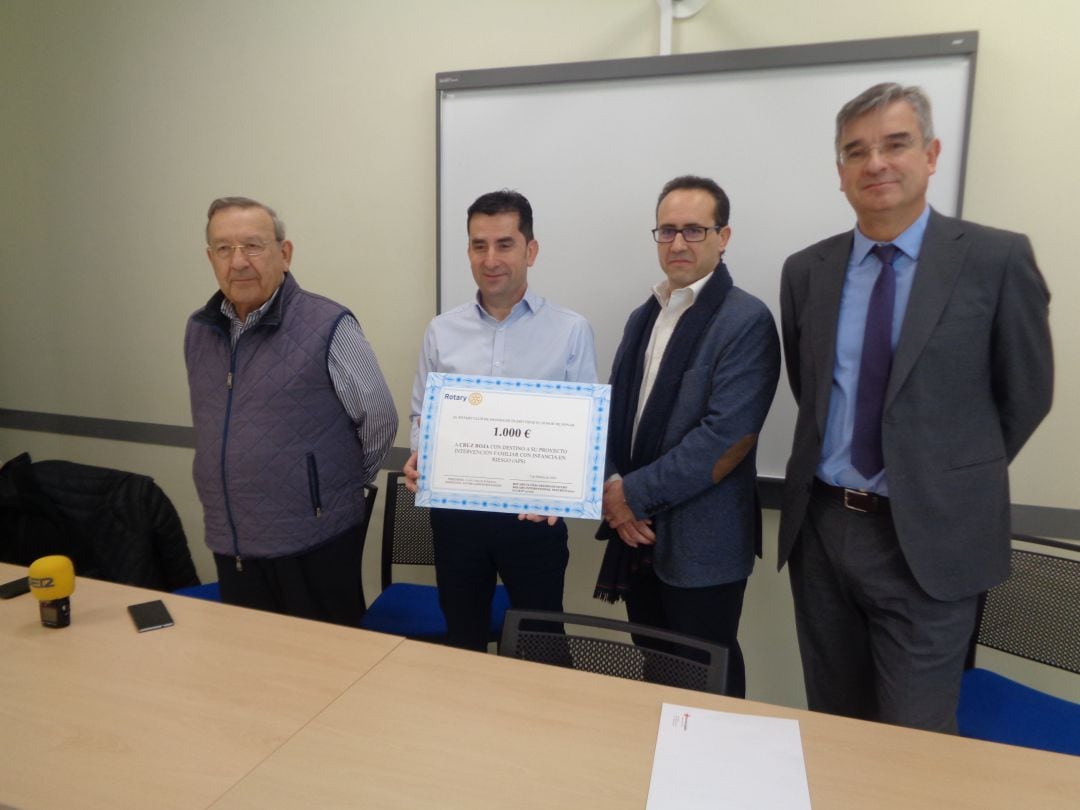 Agustín Escudero, presidente de Cruz Roja Aranda, posa con el cheque, acompañado de Jesús Tudanca, Rodrigo Juarranz y Rafael de las Heras, de la directiva de Rotary Club