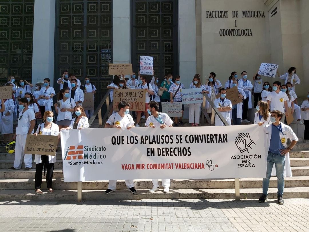 Medicos Internos Residentes se manifiestan ante la Facultad de Medicina el primer dia de huelga de los MIR