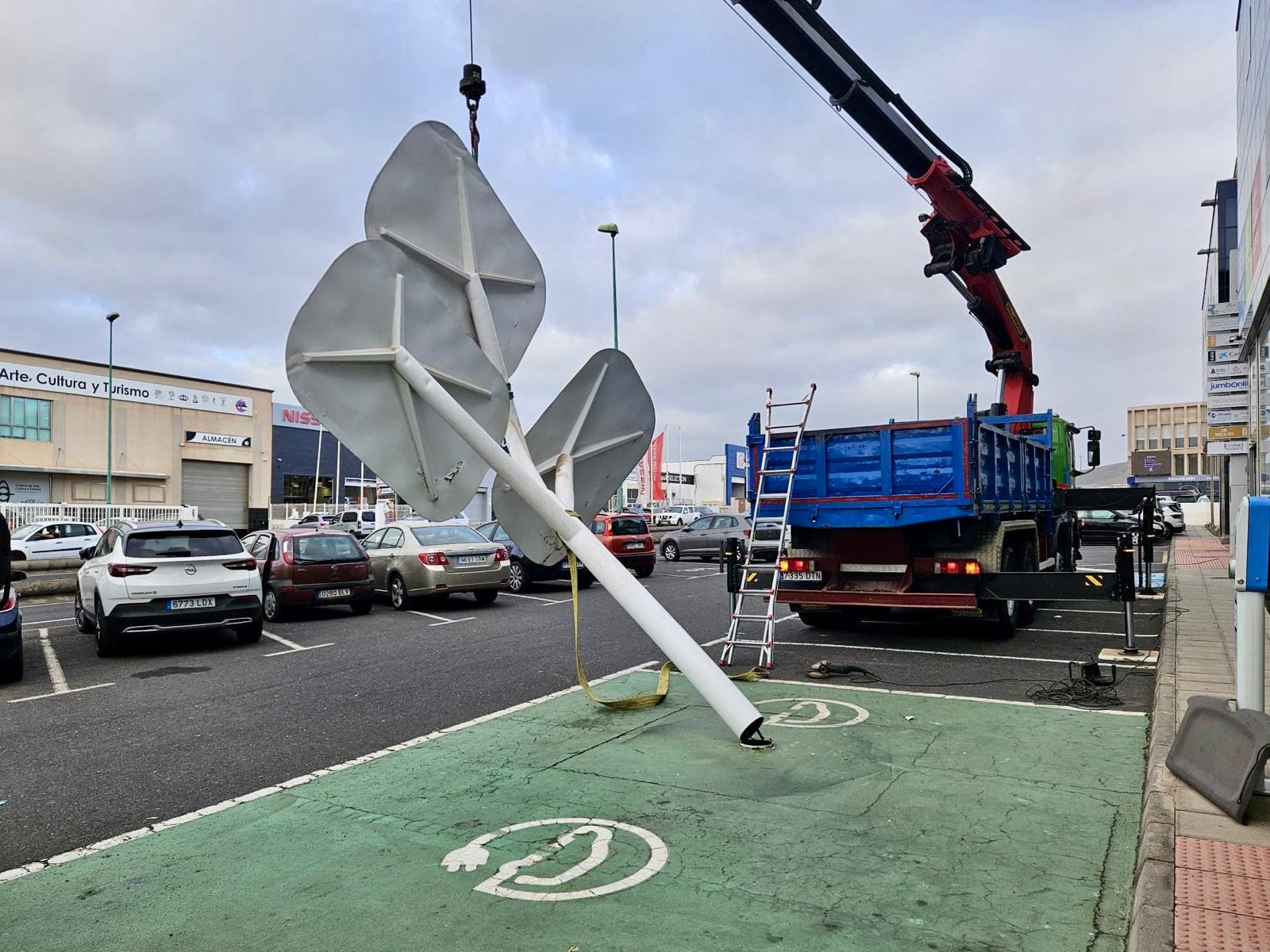 Retirada de la primera fotolinera que se instaló en Lanzarote.