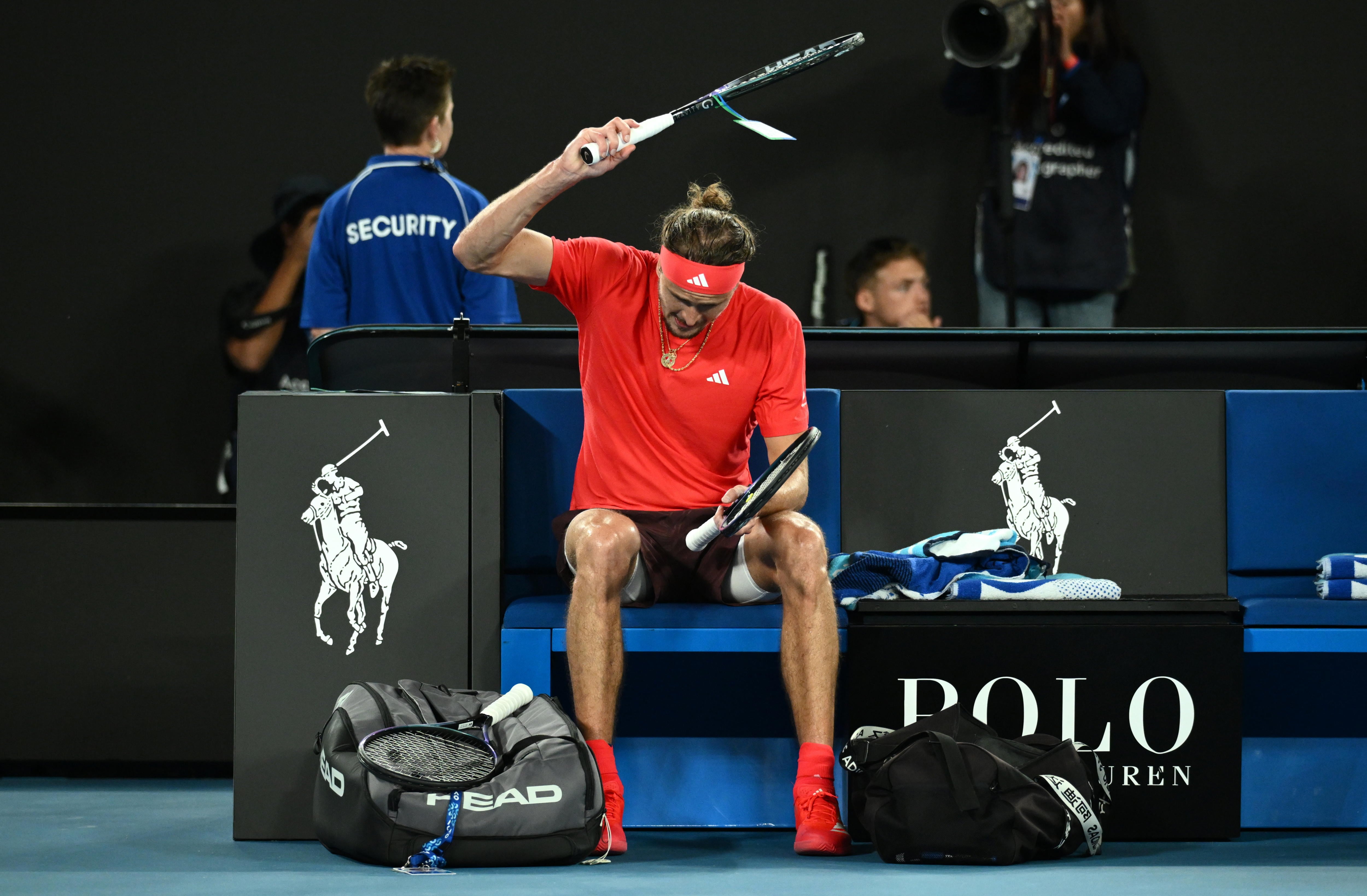 Melbourne (Australia), 26/01/2025.- Alexander Zverev of Germany smashes one racquet onto another after losing the 2nd set during the Men&#039;s Singles final match against Jannik Sinner of Italy at the Australian Open Grand Slam tennis tournament in Melbourne, Australia, 26 January 2025. (Tenis, Alemania, Italia) EFE/EPA/JOEL CARRETT AUSTRALIA AND NEW ZEALAND OUT
