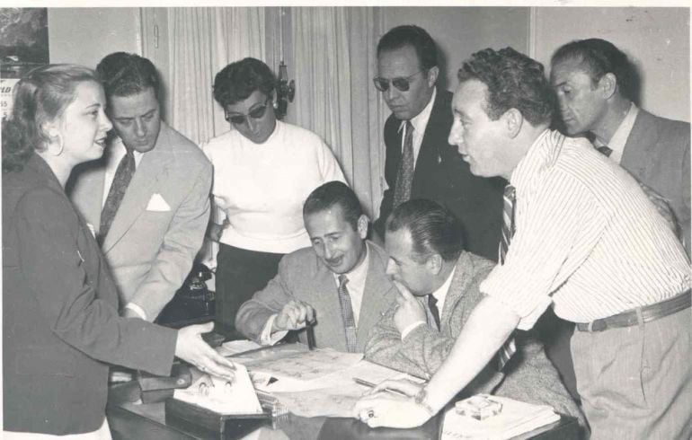 Guillermo Sautier Casaseca preparando una grabación con la compañía de actores de Radio Madrid. Los primeros, de izquierda a derecha, son Matilde Conesa, Pedro Pablo Ayuso, Juana Ginzo y Ramiro Muñoz.