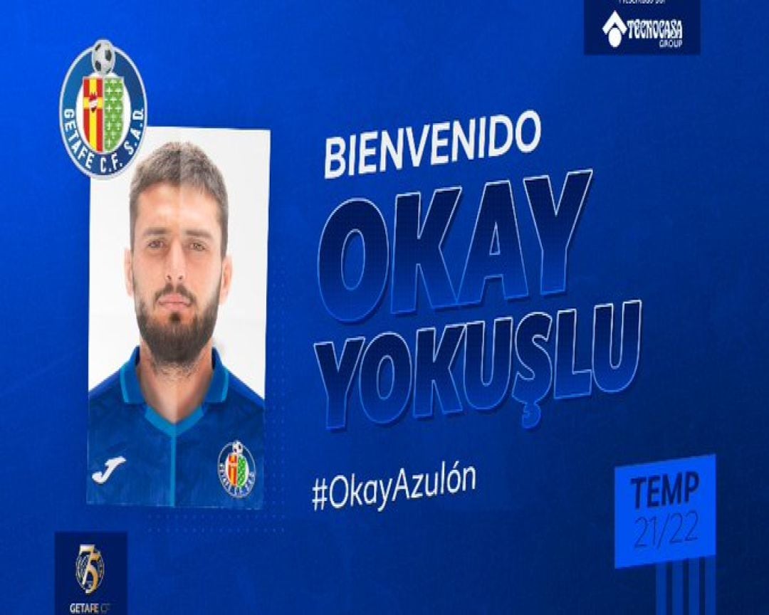 Foto de Okay con la camiseta de su nuevo club