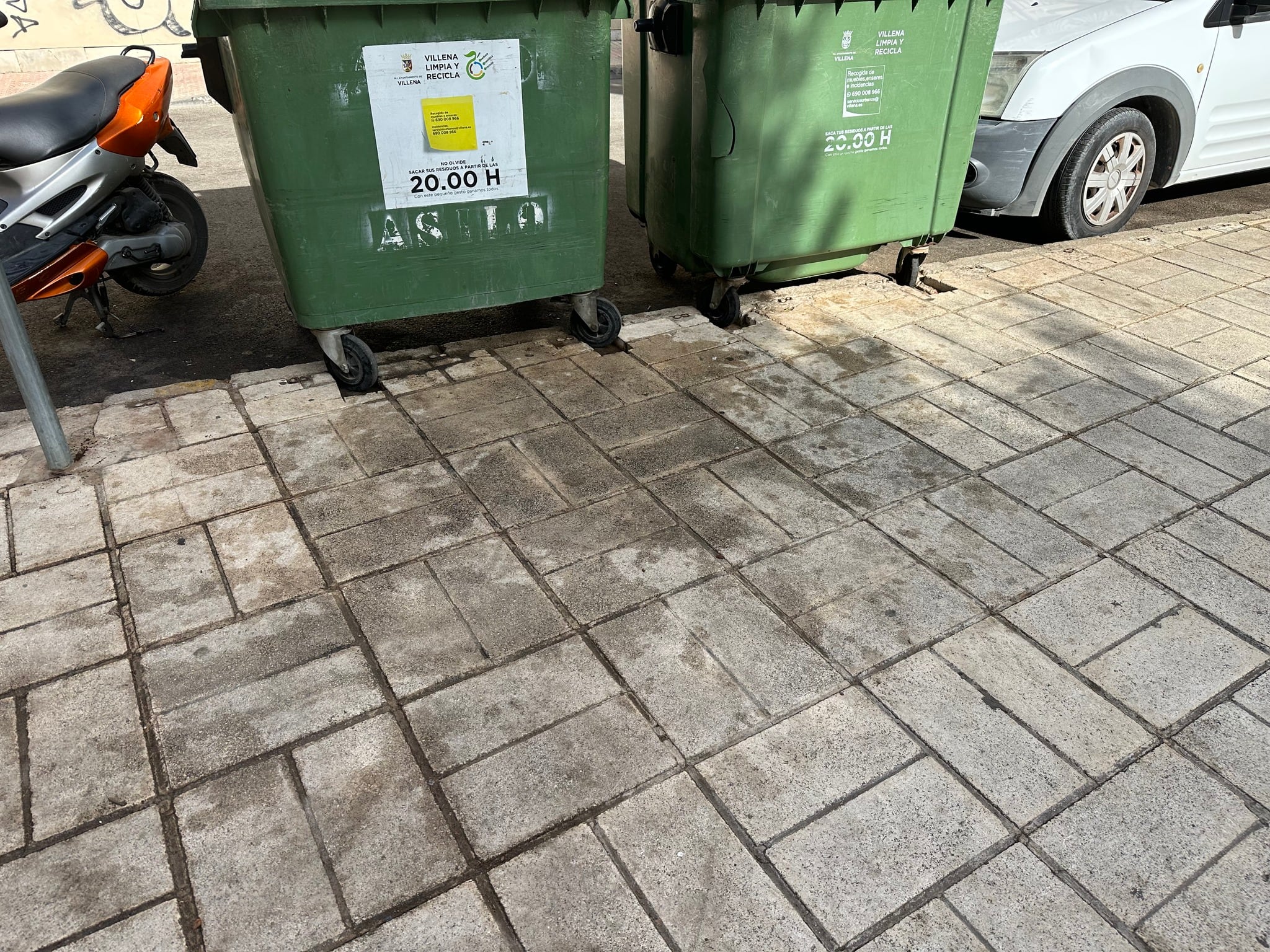 Imagen de suciedad en las calles de Villena