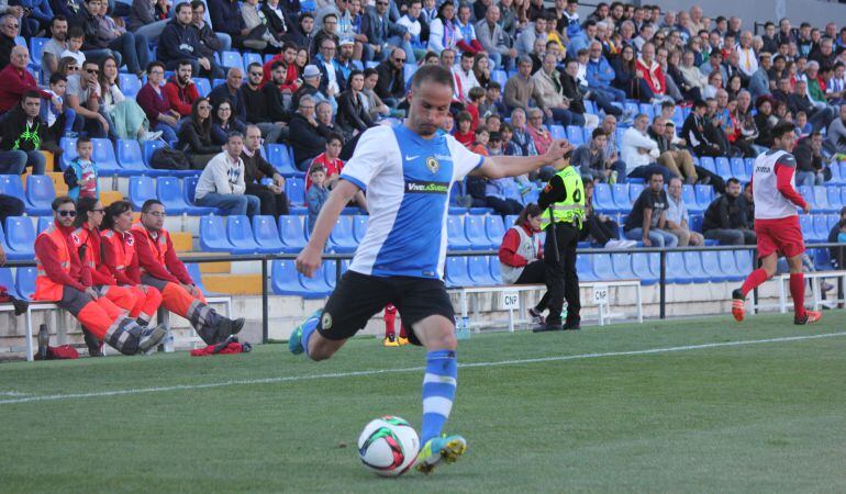 Álvaro se dispone a centrar durante el partido ante el Espanyol B