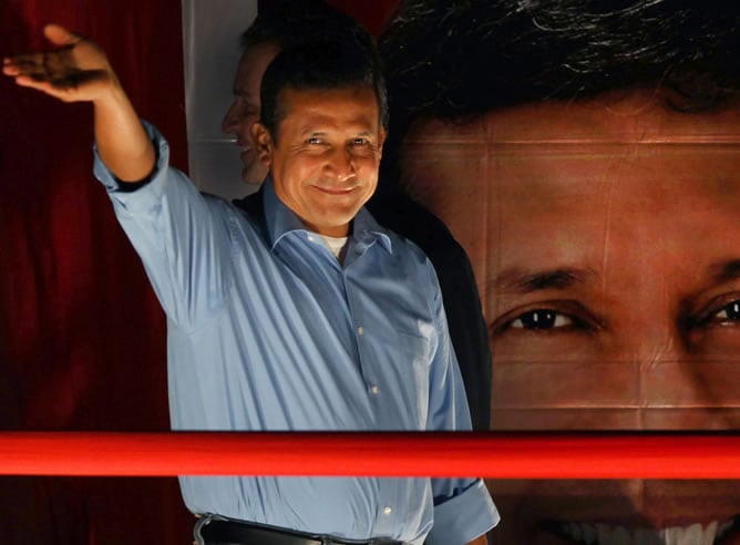 El candidato presidencial peruano Ollanta Humala saluda a sus simpatizantes