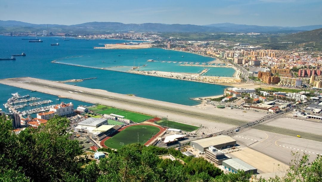 Imagen aérea del aeropuerto de Gibraltar y la costa de Poniente de La Línea.