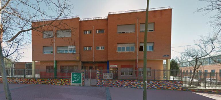 El colegio Palomeras Bajas ha tenido que comprar papel higiénico porque la empresa Limpiezas Arroyomolinos no se lo ha suministrado a las limpiadoras. 