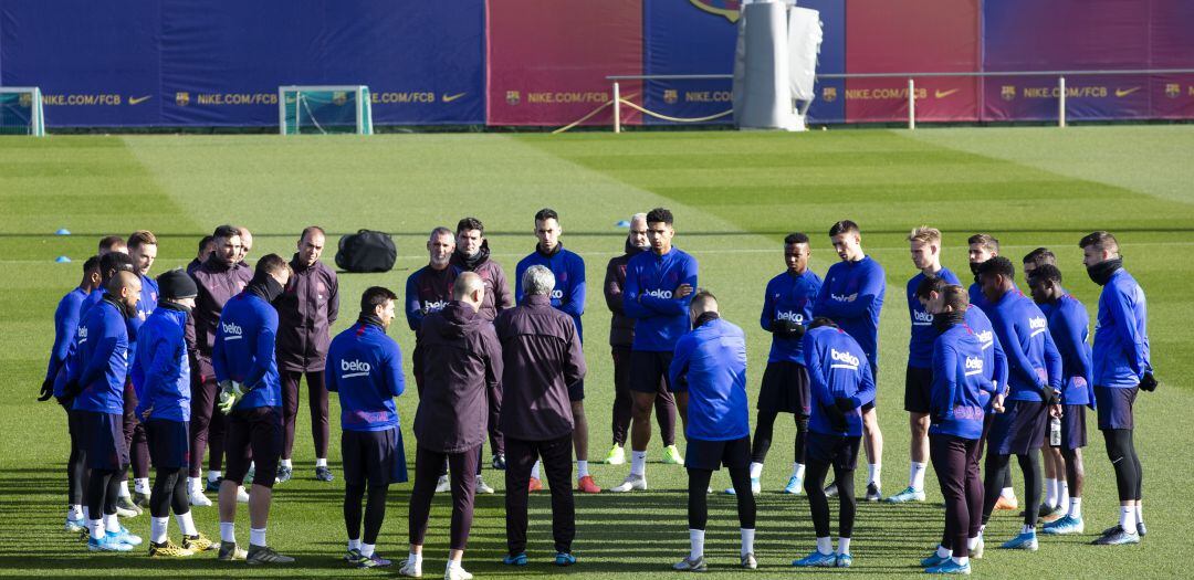 Quique Setién da una charla a la primera plantilla del Fútbol Club Barcelona durante un entrenamiento