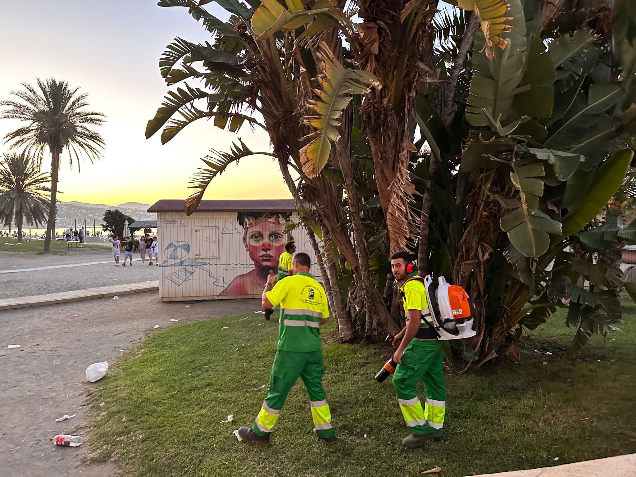 Operarios del Ayuntamiento de Málaga este sábado tras la Noche de San Juan