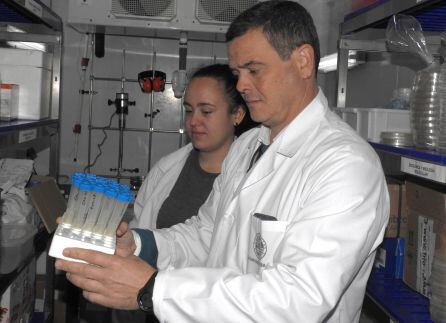 El investigador, junto a una ayudante, en pleno proceso