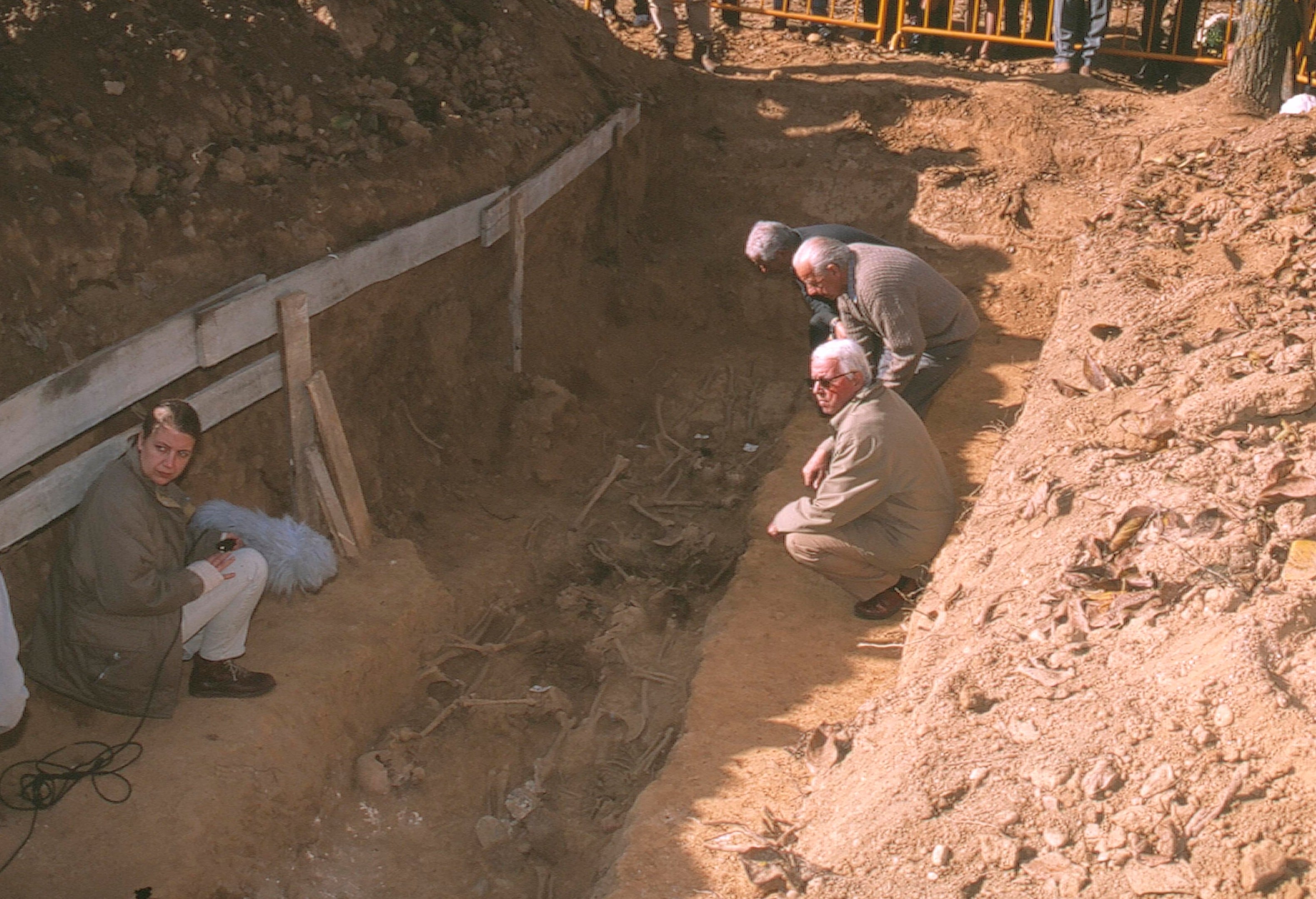 Exhumación en Priaranza, en 2000