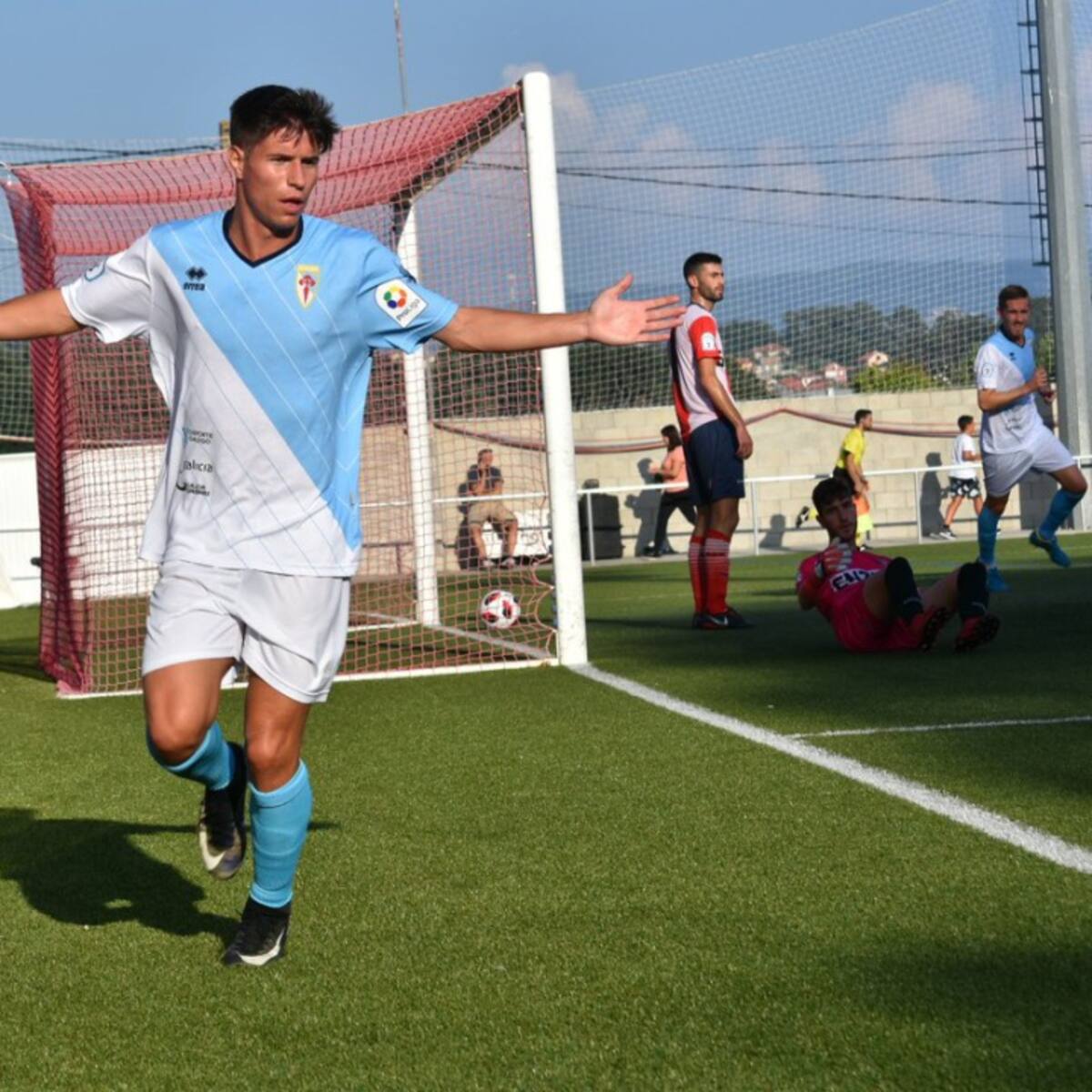 El debutante mide al líder