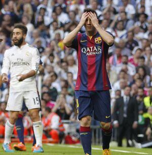 25/10/14 PARTIDO PRIMERA DIVISION  REAL MADRID - BARCELONA  PEPE LUSO Y MESSI  PROTESTA