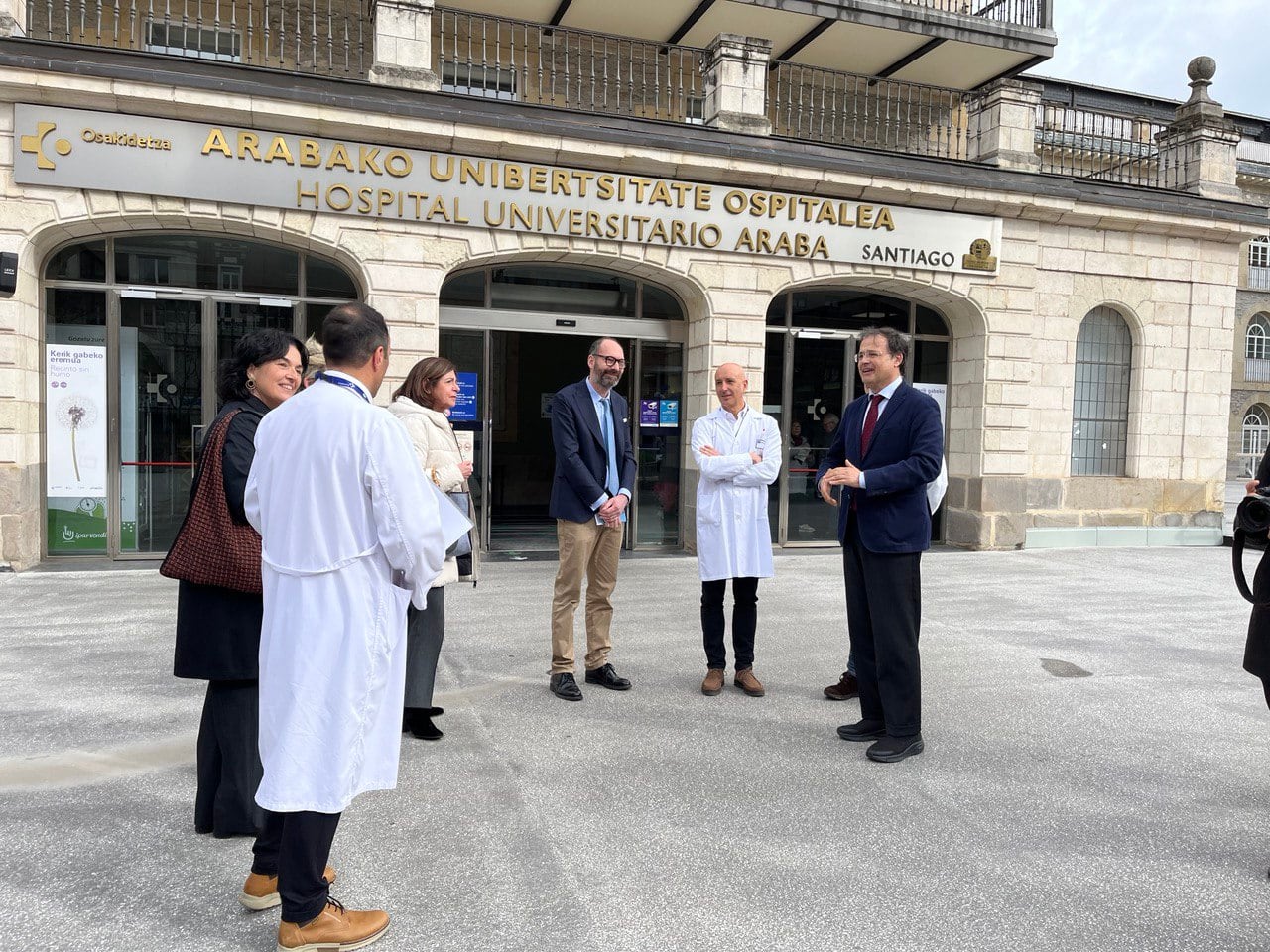 El consejero de Salud, Alberto Martínez (derecha), junto a los miembros de la OSI Araba en su visita al HUA Santiago.