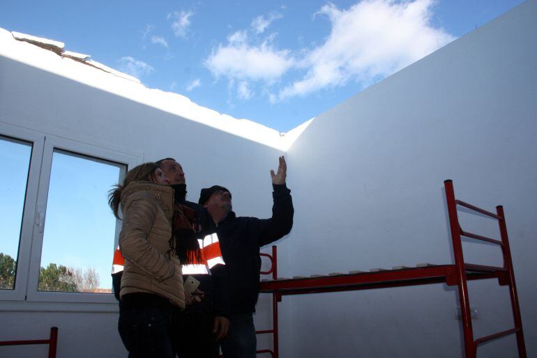 L'alcaldessa de Sant Climent Sescebes, Olga Carbonell, amb el cap de Protecció Civil de Sant Climent Sescebes, aquest 16 de febrer del 2016 (Horitzontal)