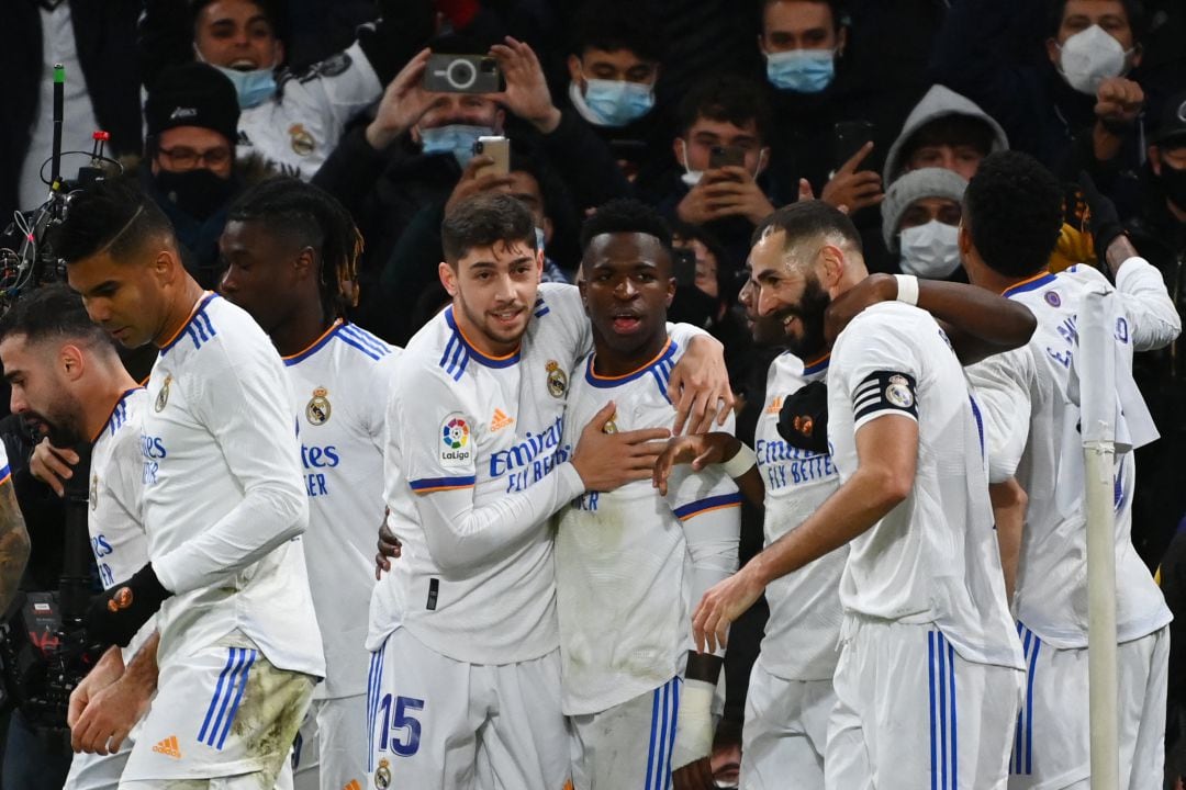 Los jugadores del Real Madrid abrazan a Vinicius