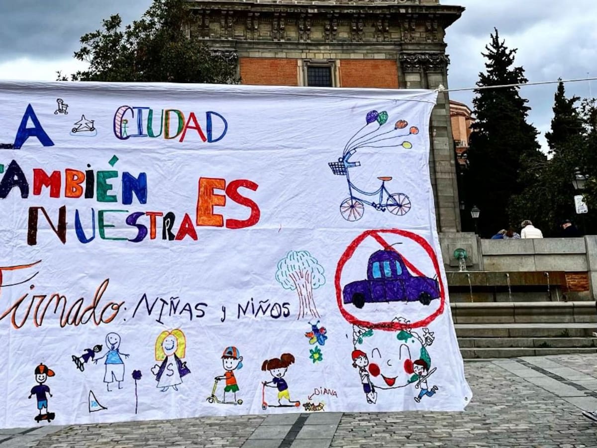 Colegios "engullidos por el tráfico": padres piden mejoras de seguridad en los entornos escolares