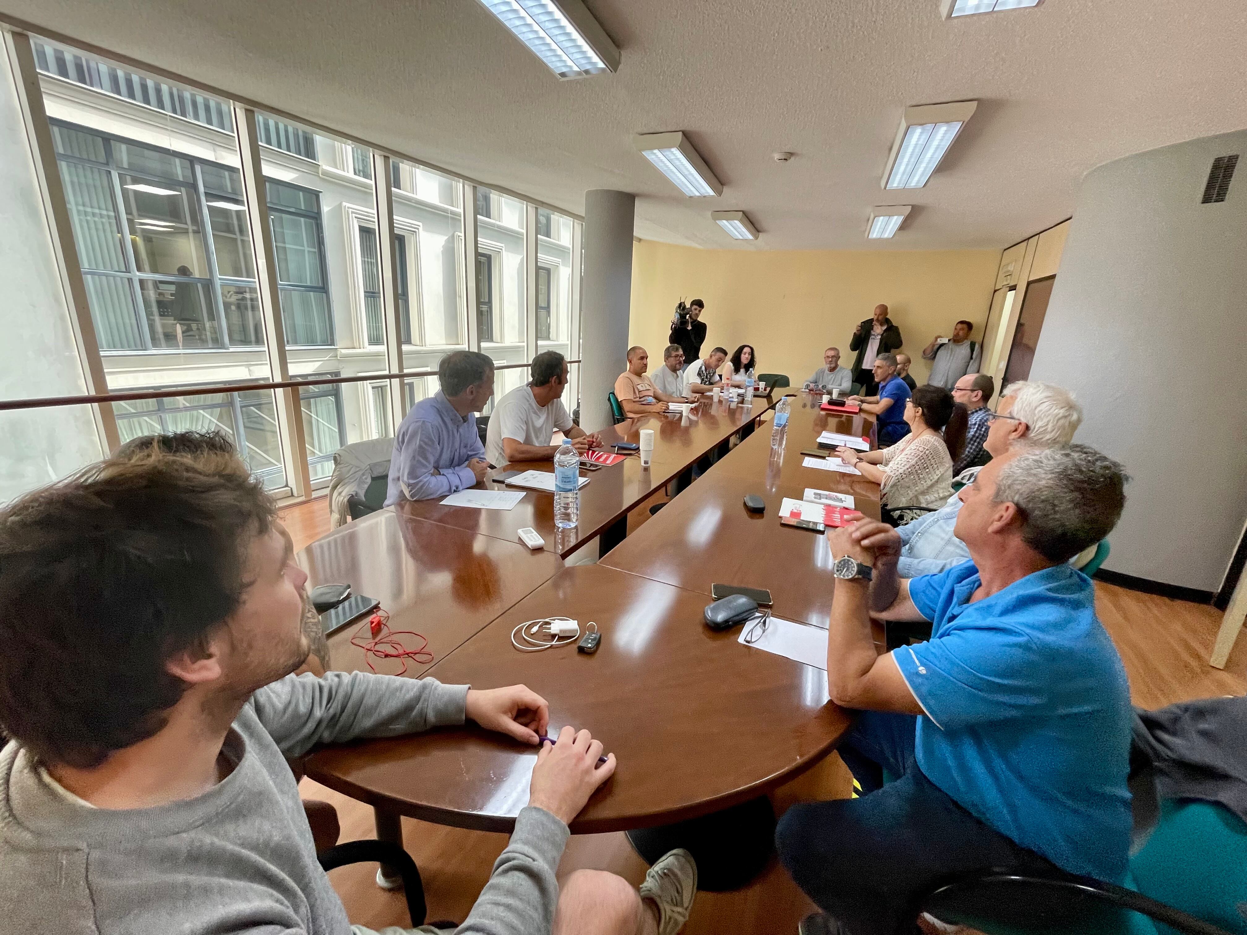 Los representantes de los sindicatos CCOO, UGT y USO, en la mesa de negociación