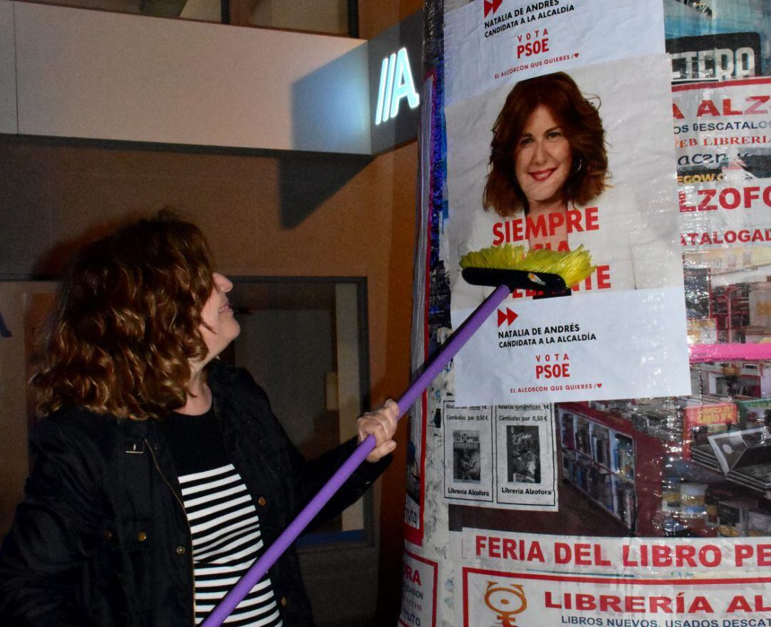 La candidata socialista de Alcorcón, Natalia de Andrés, en la pegada de carteles