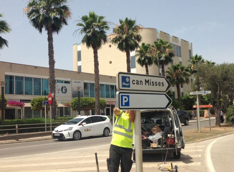 Operario instalando uno de los carteles