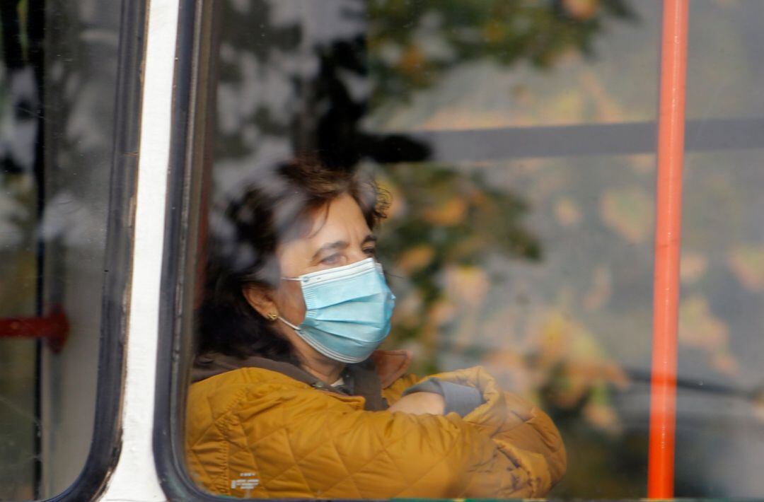 Una mujer con mascarilla.
