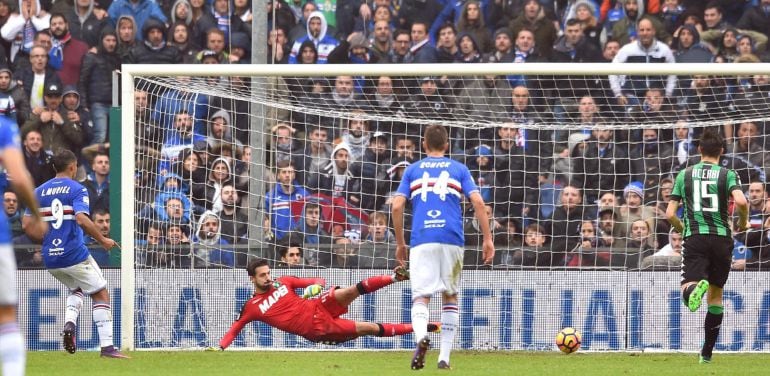 Sampdoria&#039;s Luis Muriel (L) scores from the penalty spot during the Italian Serie A soccer match UC Sampdoria vs US Sassuolo at Luigi Ferraris stadium in Genoa, Italy, 20 November 2016. (Génova, Italia)