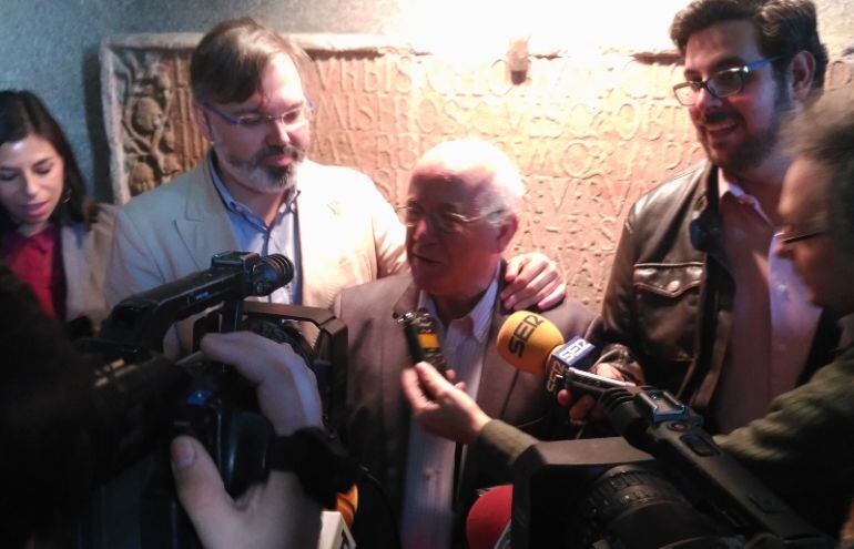 Pablo Vicente, Premio Mayorga 2016, junto al alcalde de Plasencia atiende a los medios de comunicación