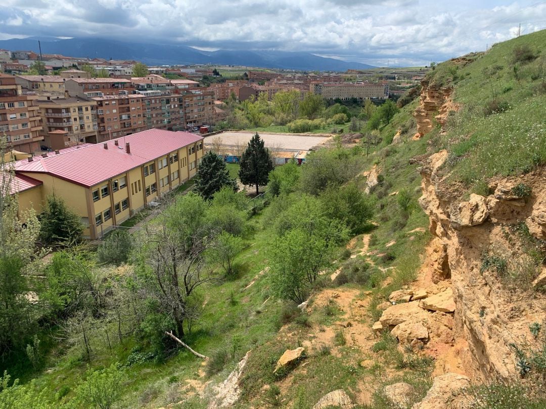 Talud junto al colegio Colegio Carlos de Lecea de Segovia