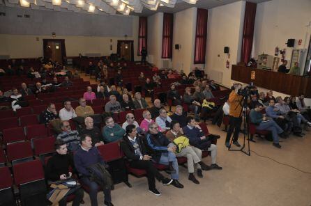 El salón de actos del Andrés Laguna acoge la asamblea informativa de la Segoviana