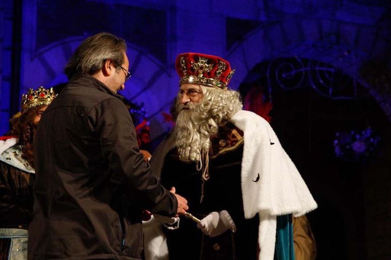 Francisco Guarido entrega las llaves de la ciudad al Rey Melchor