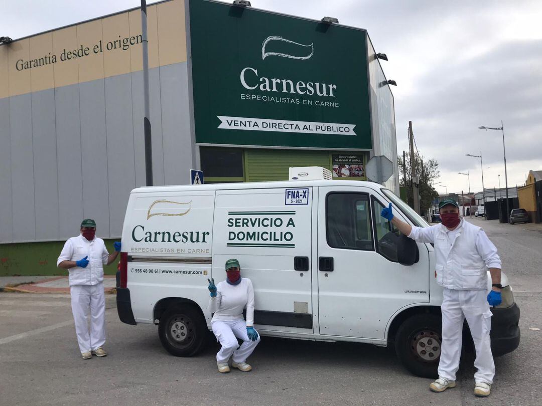 Trabajadores de Carnesur preparados para repartir productos a domicilio