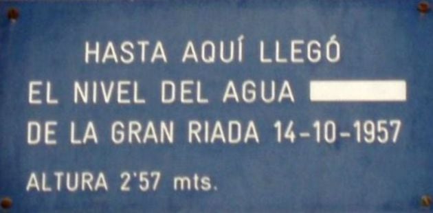 Rótulo del nivel de agua de la riada en una calle de València