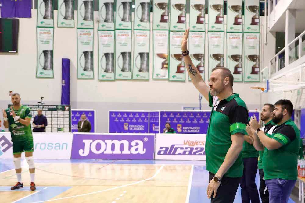 Charly Carreño transmite como entrenador toda la ambición de Unicaja Costa de Almería.