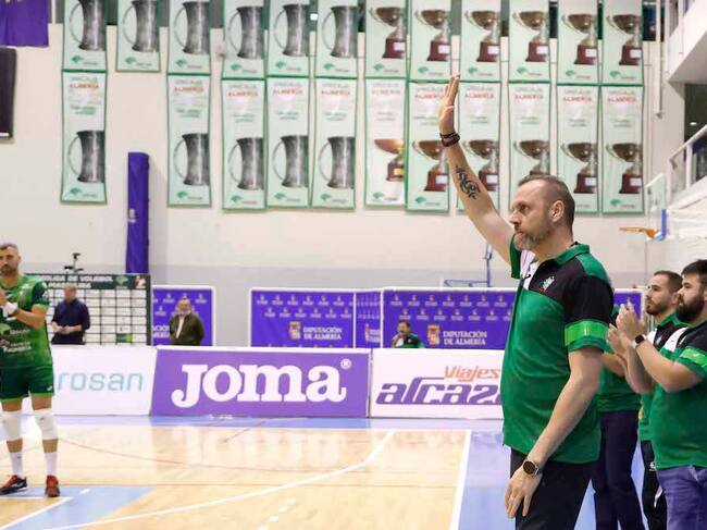 Charly Carreño transmite como entrenador toda la ambición de Unicaja Costa de Almería.