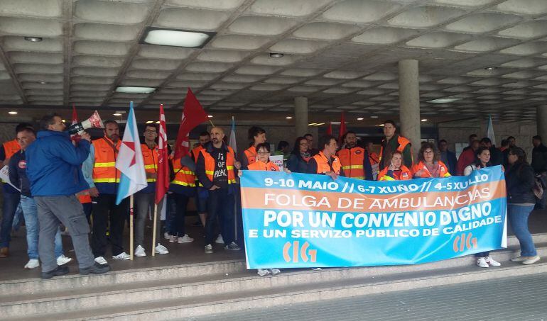 Concentración de los trabajadores del transporte sanitario ante el Hospital Clínico de Santiago.